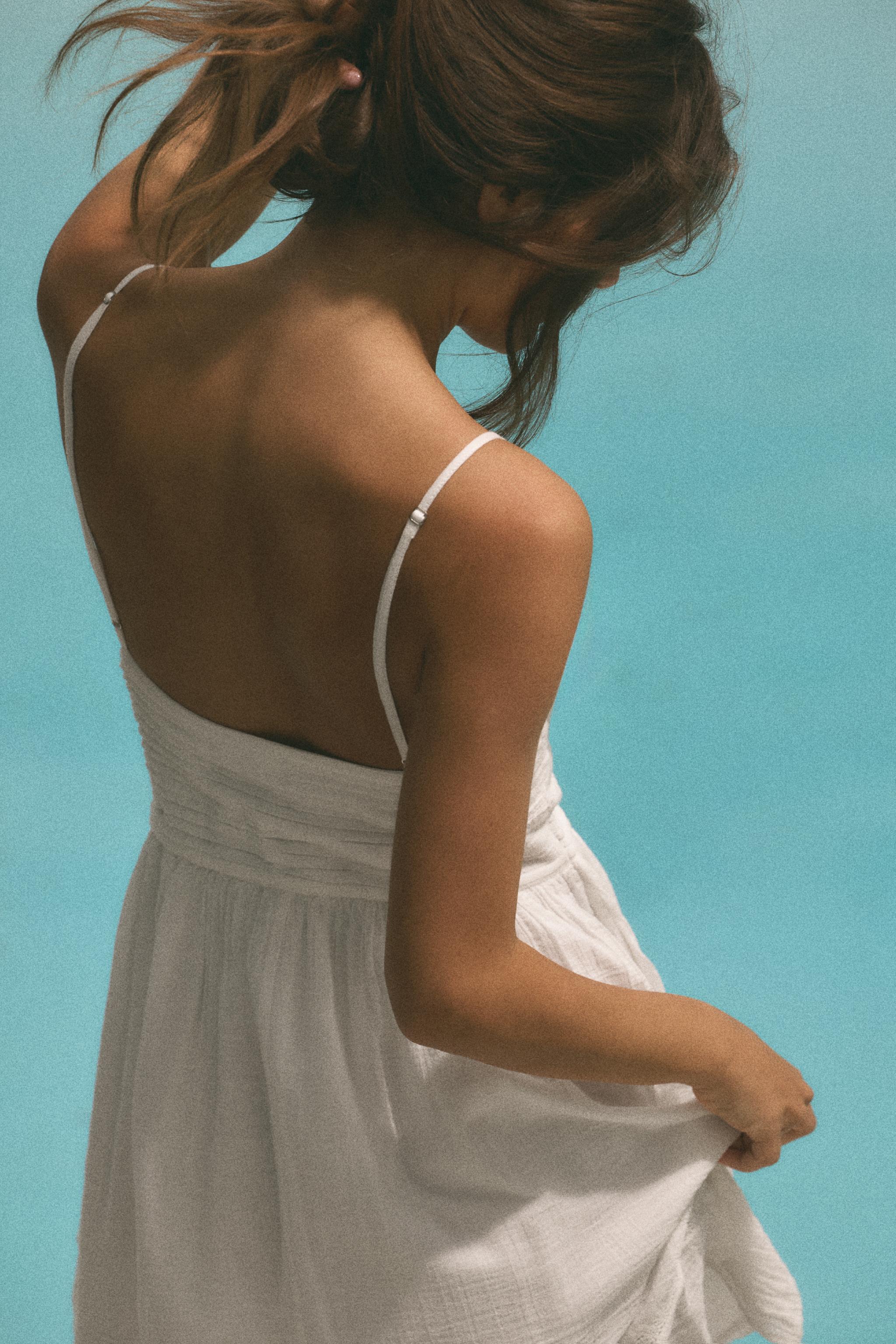 ROBE COURTE À BRETELLES BRODÉES